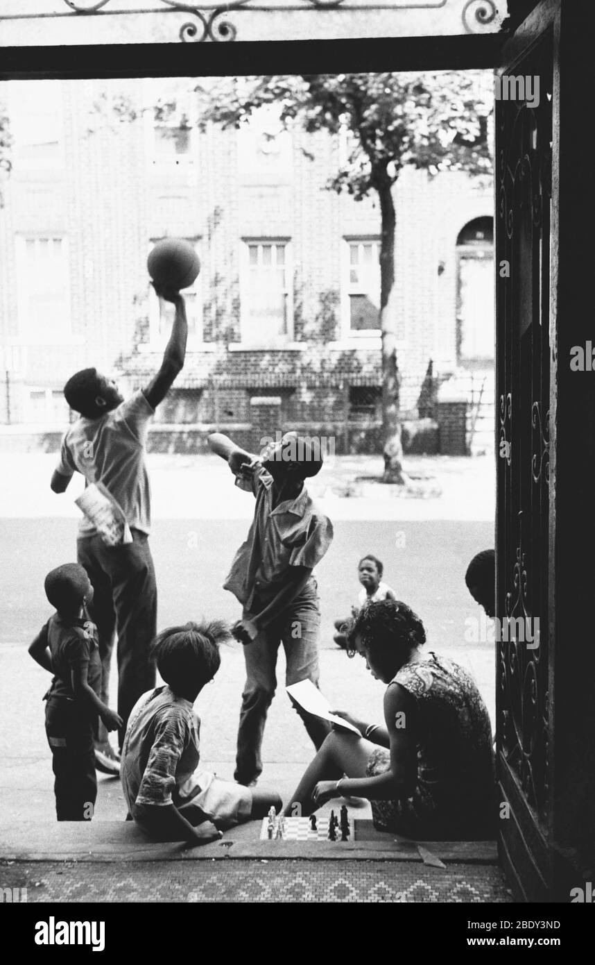 Enfants jouant à Brooklyn, New York, 1972 Banque D'Images