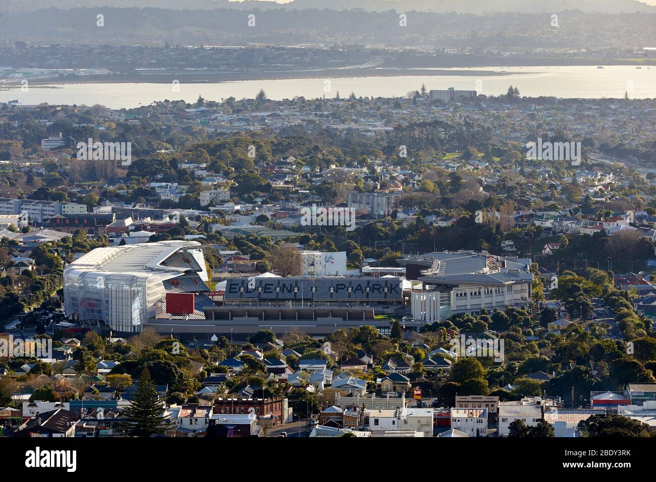 Auckland, Nouvelle-Zélande - 03 juillet 2017 : vue générale du terrain de rugby d'Eden Park, le plus grand stade de sport de Nouvelle-Zélande depuis le mont Eden Banque D'Images