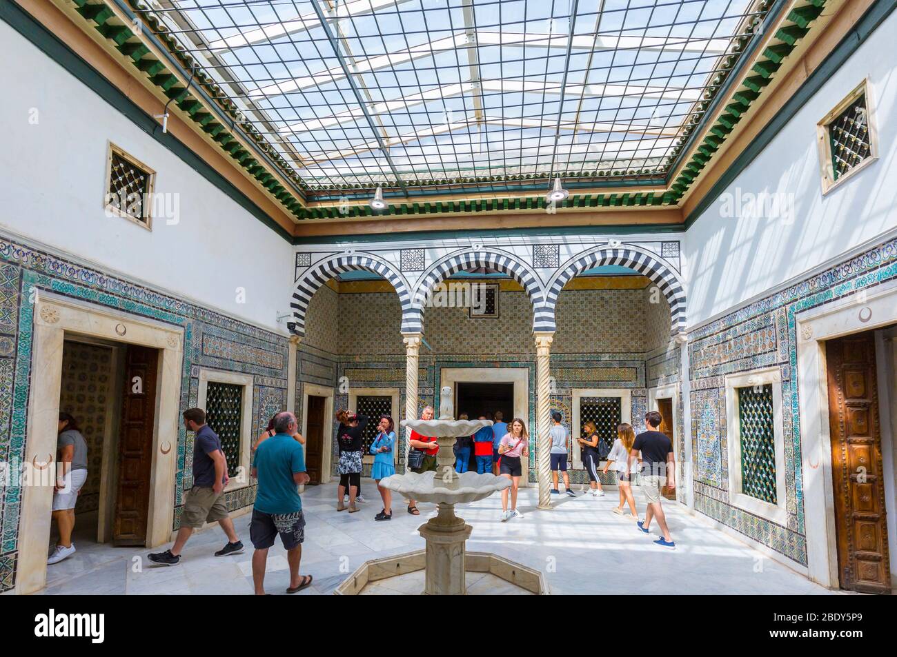 Petit patio du Palais avec fontaine en marbre. Banque D'Images