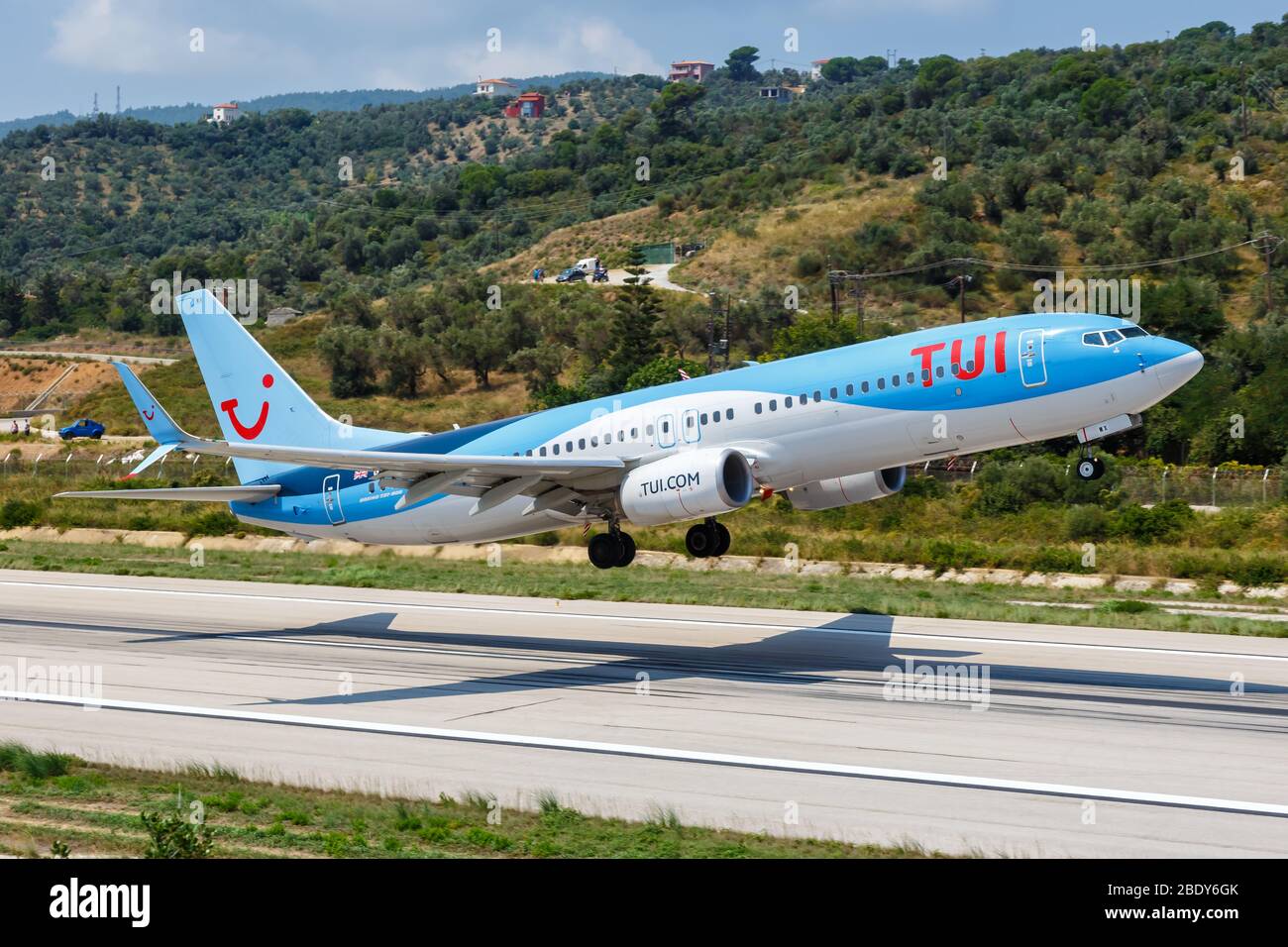 Skiathos, Grèce – 2 août 2019 : avion TUI Boeing 737-800 à l'aéroport de Skiathos (JSI) en Grèce. Boeing est un constructeur américain d'avions qui est en tête Banque D'Images