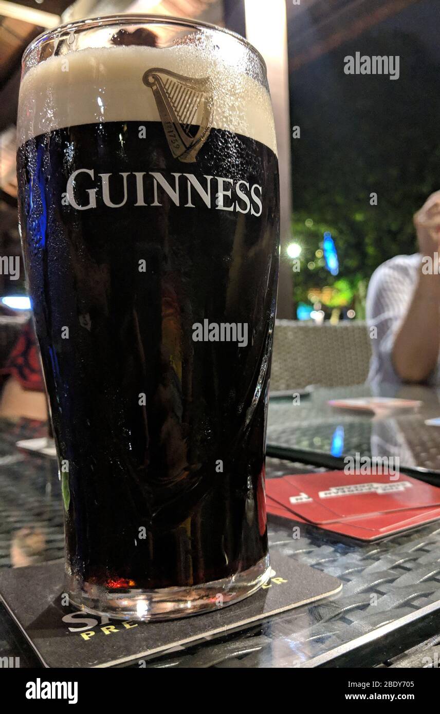 23 AVRIL 2019-BALI INDONÉSIE : bière Guinness. Berlin, Allemagne - 24 novembre 2017 : verres de bière Guinness. Banque D'Images