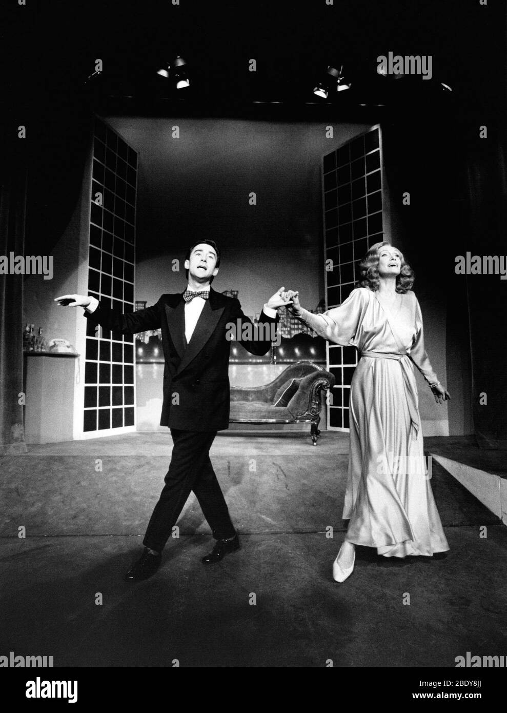 Denis Lawson (Joey), Sian Phillips (Vera) en PAL JOEY au Half Moon Theatre, Londres en 1980 musique: Richard Rodgers paroles: Lorenz Hart livre: John O'Hara set design: Mick Bearwish costumes: Antony McDonald & Iona McLeish éclairage: George Tarbuck réalisateur: Robert Walker Banque D'Images