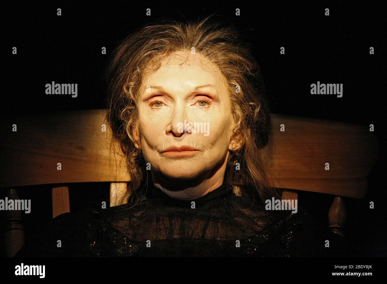 Sian Phillips en tant que femme à ROCKABY par Samuel Beckett partie du Beckett Centenary Festival et MORDANT:06 au Pit, Barbican Centre, Londres en 2006 directeur: Loveday Ingram Banque D'Images