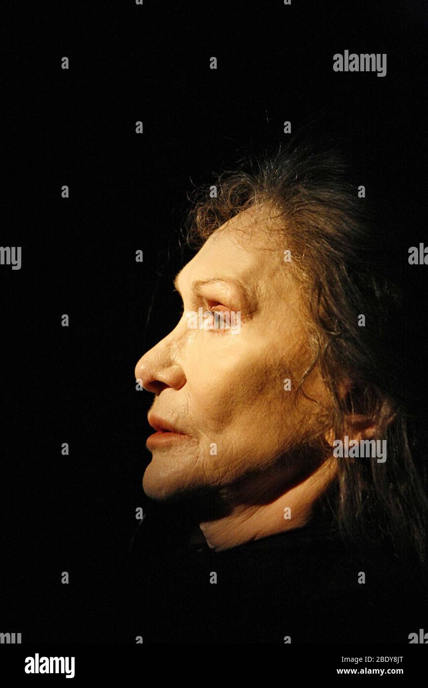 Sian Phillips en tant que femme à ROCKABY par Samuel Beckett partie du Beckett Centenary Festival et MORDANT:06 au Pit, Barbican Centre, Londres en 2006 directeur: Loveday Ingram Banque D'Images