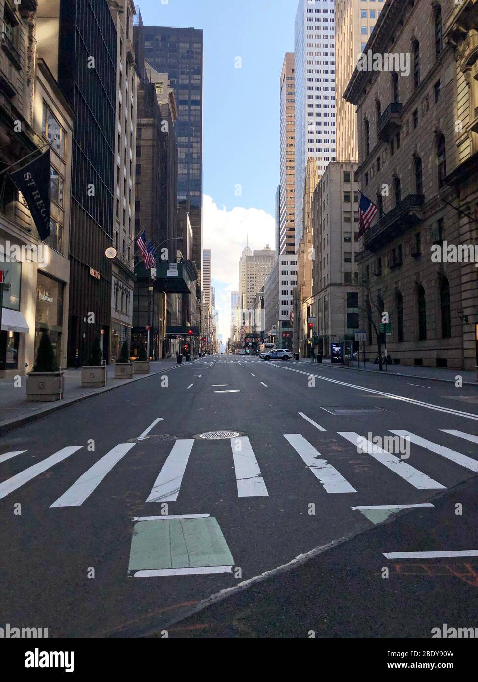 Manhattan, New York, États-Unis. 2020. En regardant vers le sud sur la 5ème Avenue, au 55ème rue - généralement très occupé quartier commerçant de Midtown. Vu pendant le Coronavirus Banque D'Images