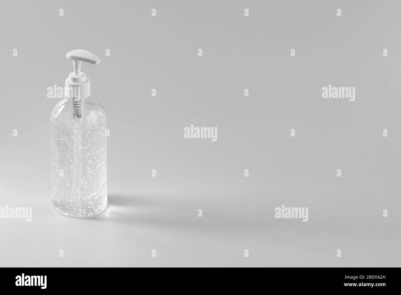 Flacon en plastique blanc transparent avec gel désinfectant pour les mains transparent isolé sur fond blanc avec espace de copie. Concept pour le covid-19 du coronavirus et Banque D'Images