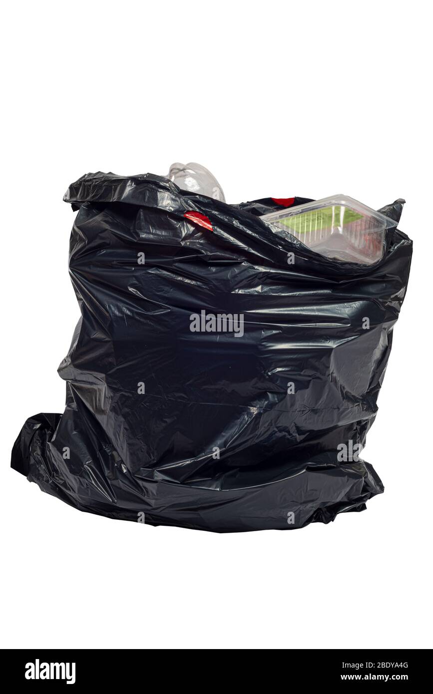 Photo verticale d'un sac poubelle noir plein avec le haut ouvert. Fond blanc. Espace de copie. Banque D'Images