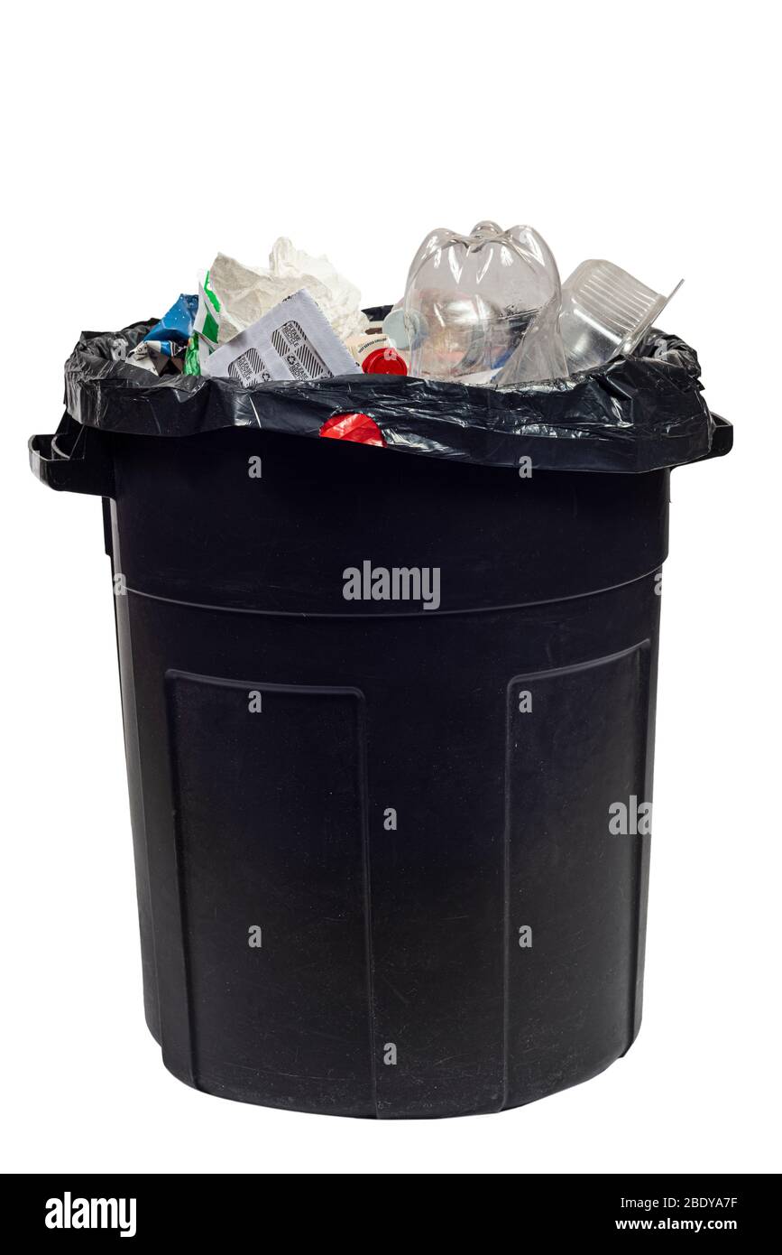 Photo verticale d'un sac poubelle noir plein dans un poubelle en plastique avec le dessus ouvert. Fond blanc. Espace de copie. Banque D'Images