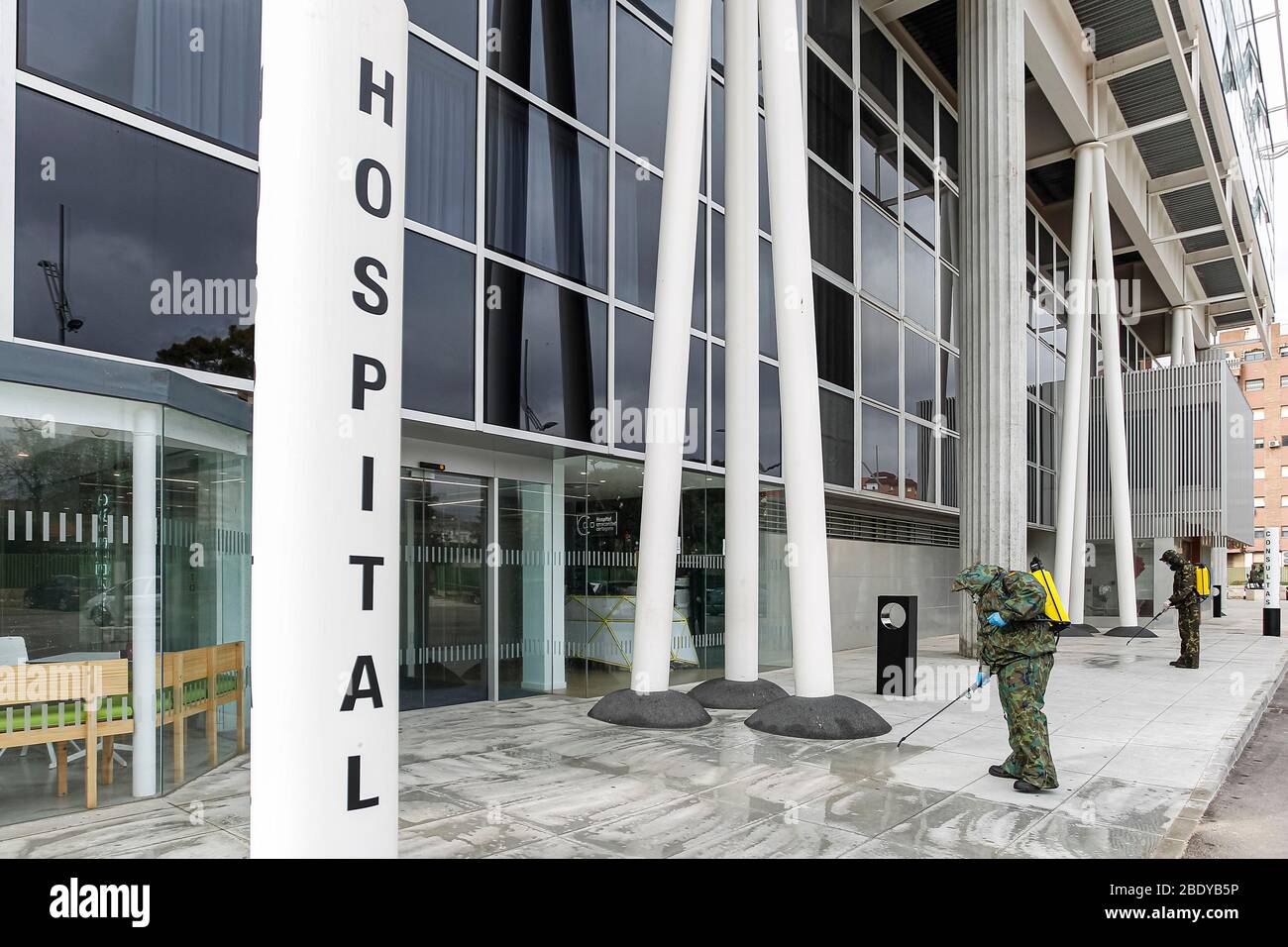 Carthagène, Espagne. 9 avril 2020. La Marine espagnole fumigre les hôpitaux et les centres médicaux pour prévenir la propagation du coronavirus © ABEL F. ROS/Alay Live News Banque D'Images