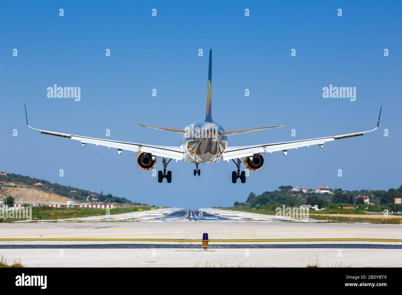 Skiathos, Grèce – 31 juillet 2019 : avion Airbus de Thomas Cook Airlines à l'aéroport de Skiathos (JSI) en Grèce. Airbus est un constructeur européen d'avions Banque D'Images