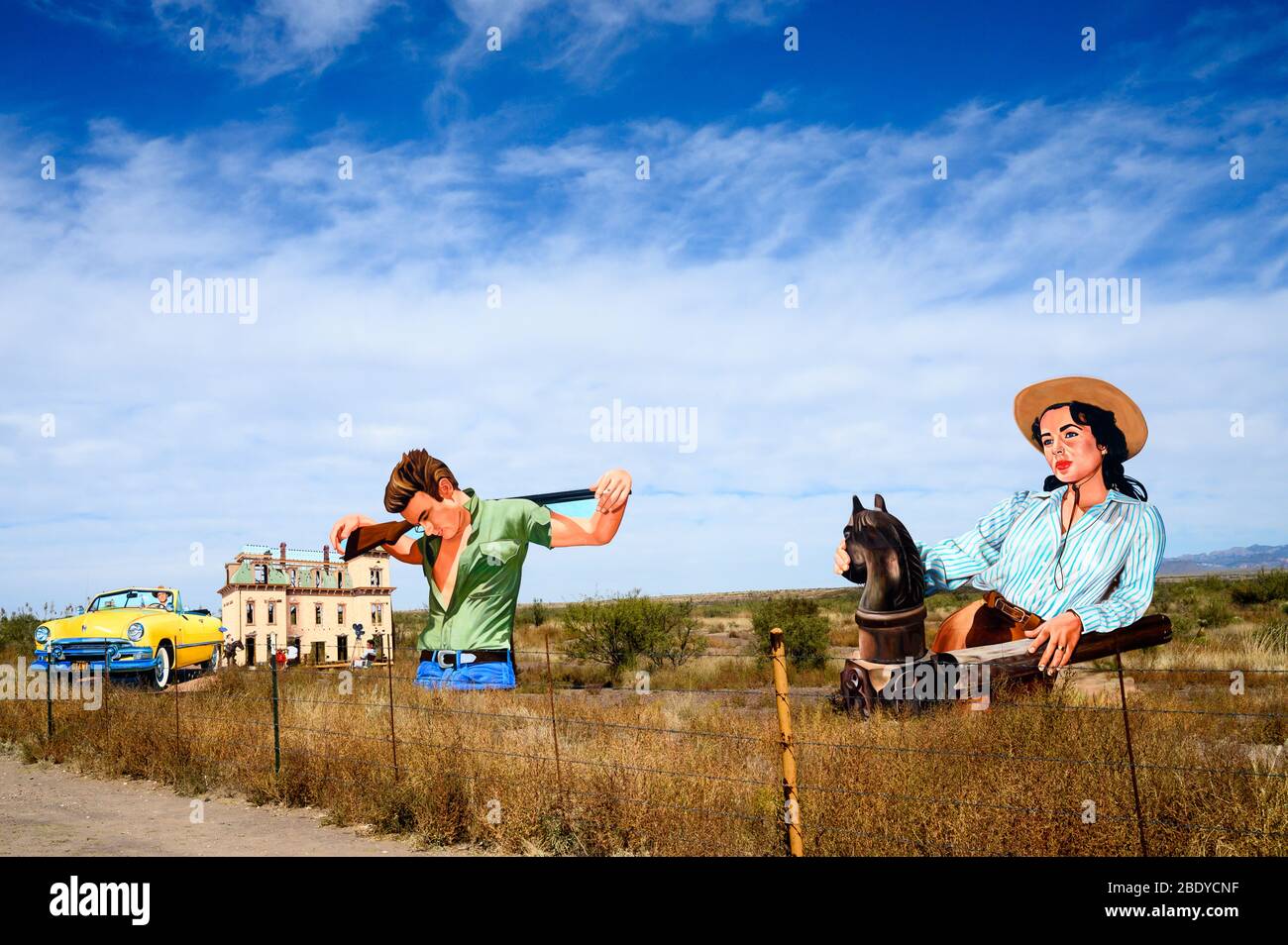 Cette attraction routière près de Marfa, Texas, appelée Giant Marfa, rend hommage au film "Giant", avec James Dean et Liz Taylor. Banque D'Images