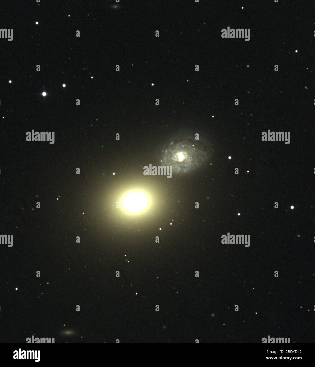 ARP 116, paire de galaxies interagissant Banque D'Images