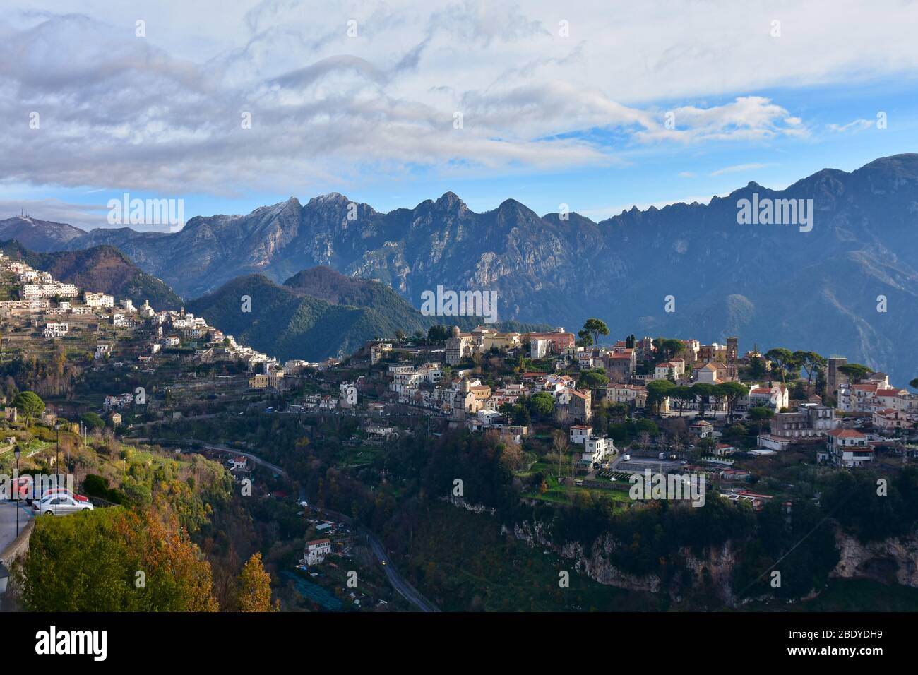 Vue panoramique sur Ravello, une ville de la côte amalfitaine, Italie Banque D'Images