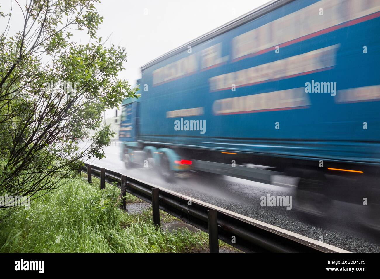 Camion HGV, camion sous forte pluie sur la chaussée A 19 à deux voies, nord-est de l'Angleterre. ROYAUME-UNI Banque D'Images