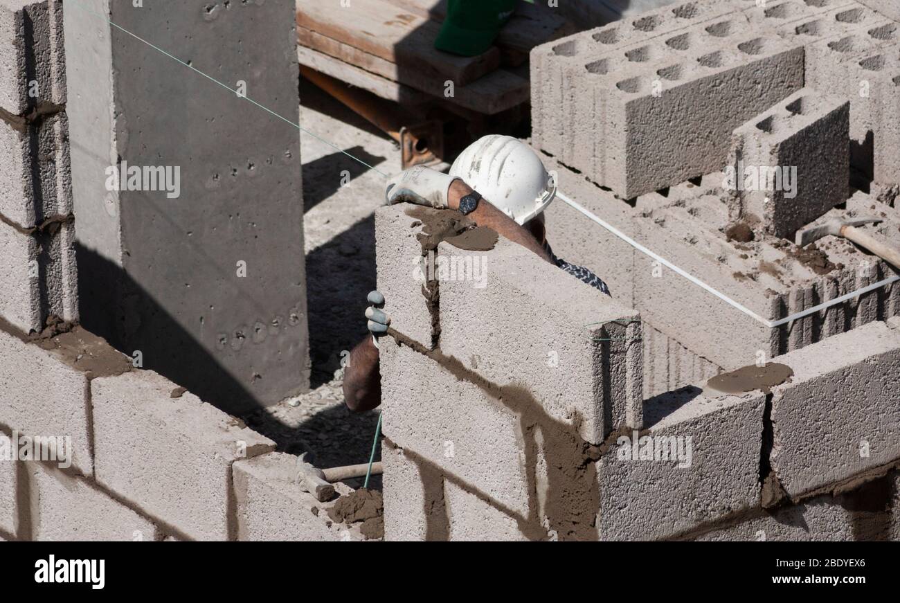 Employé sur le bâtiment/chantier bâtiment mur brise bloc. Banque D'Images