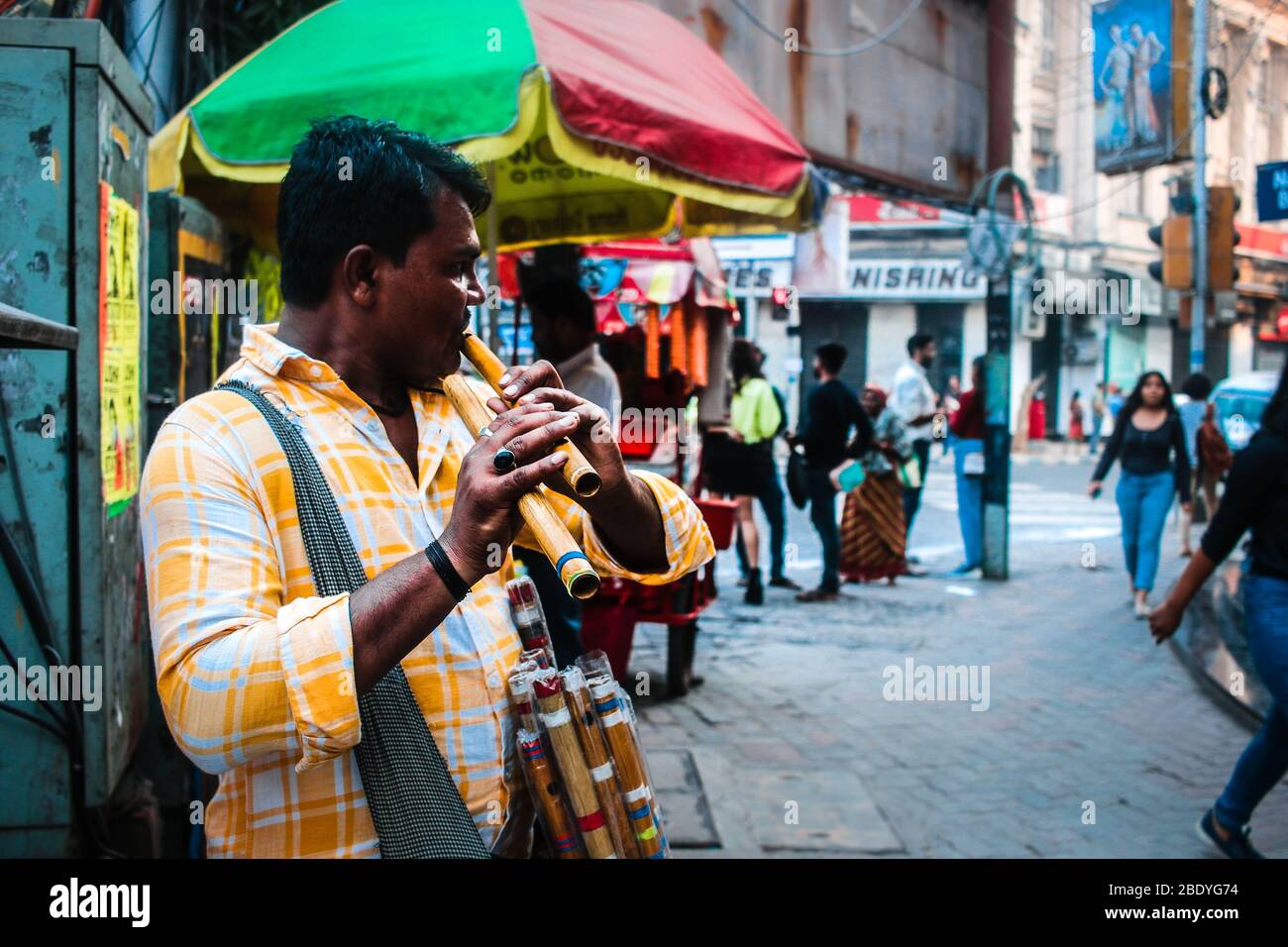 Un homme jouant de la musique sur part Street, Kolkata. Banque D'Images