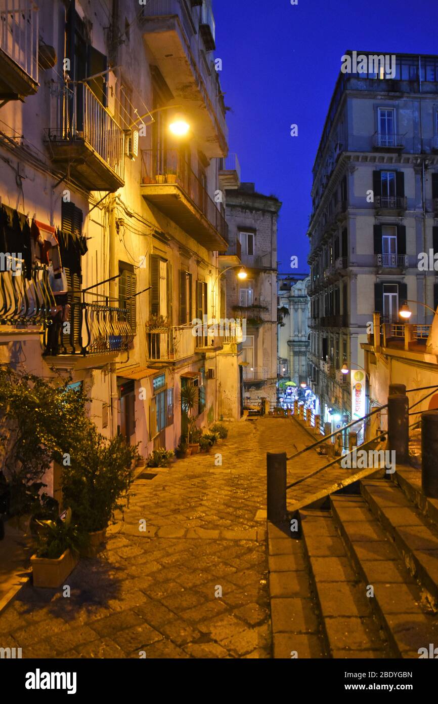 Une rue dans le centre historique de la ville de Naples, Italie Banque D'Images