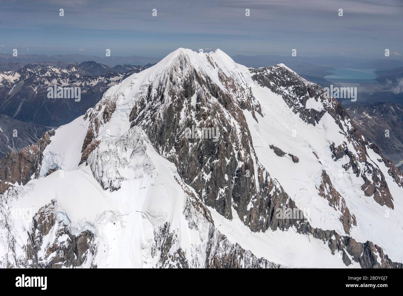 Aérien, à partir d'un planeur, avec Mt. Sommet de la cuisinière avec neige et falaises rocheuses abruptes, tiré dans un lumineux printemps du nord, Canterbury, South Island, Banque D'Images