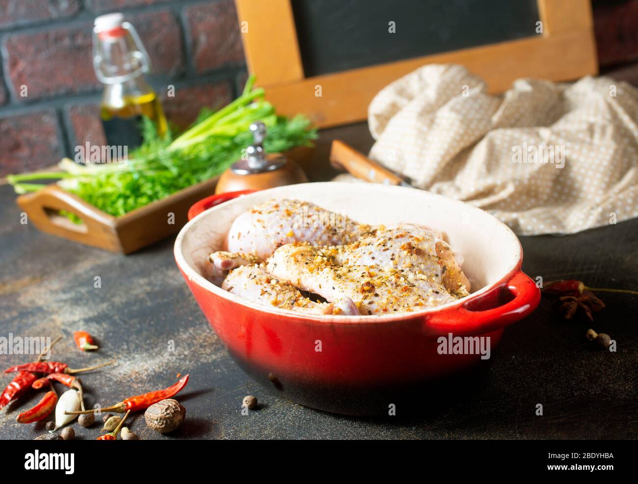 pattes de poulet aux épices et aux pattes de poulet cru Photo Stock - Alamy