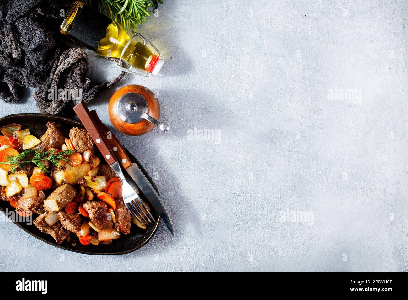 pommes de terre frites avec foie sur plaque métallique Banque D'Images