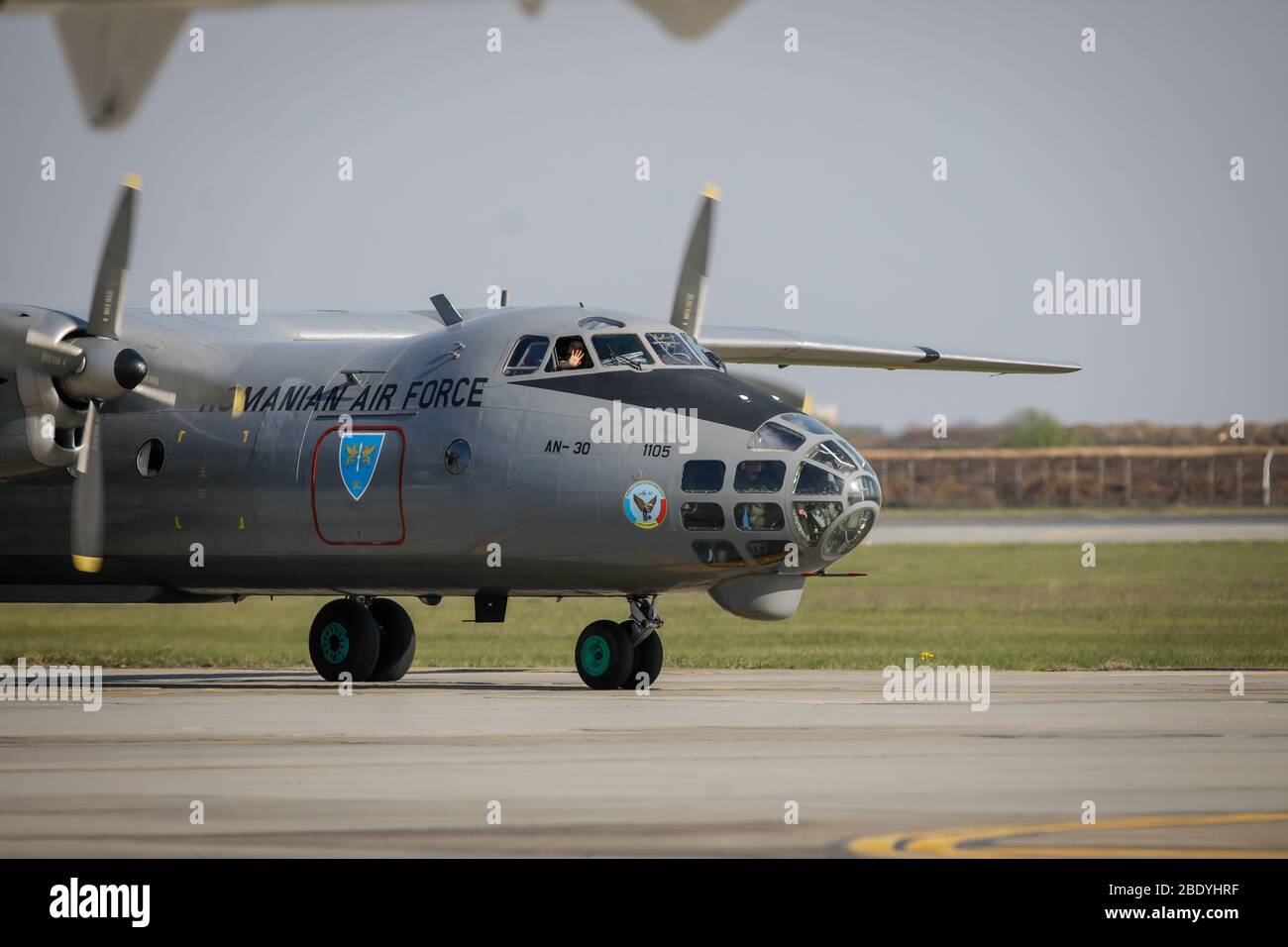 Otopeni, Roumanie - 9 avril 2020: Antonov an-30 avion militaire de l'armée de l'air roumaine à l'aéroport international Henri Coanda. Banque D'Images