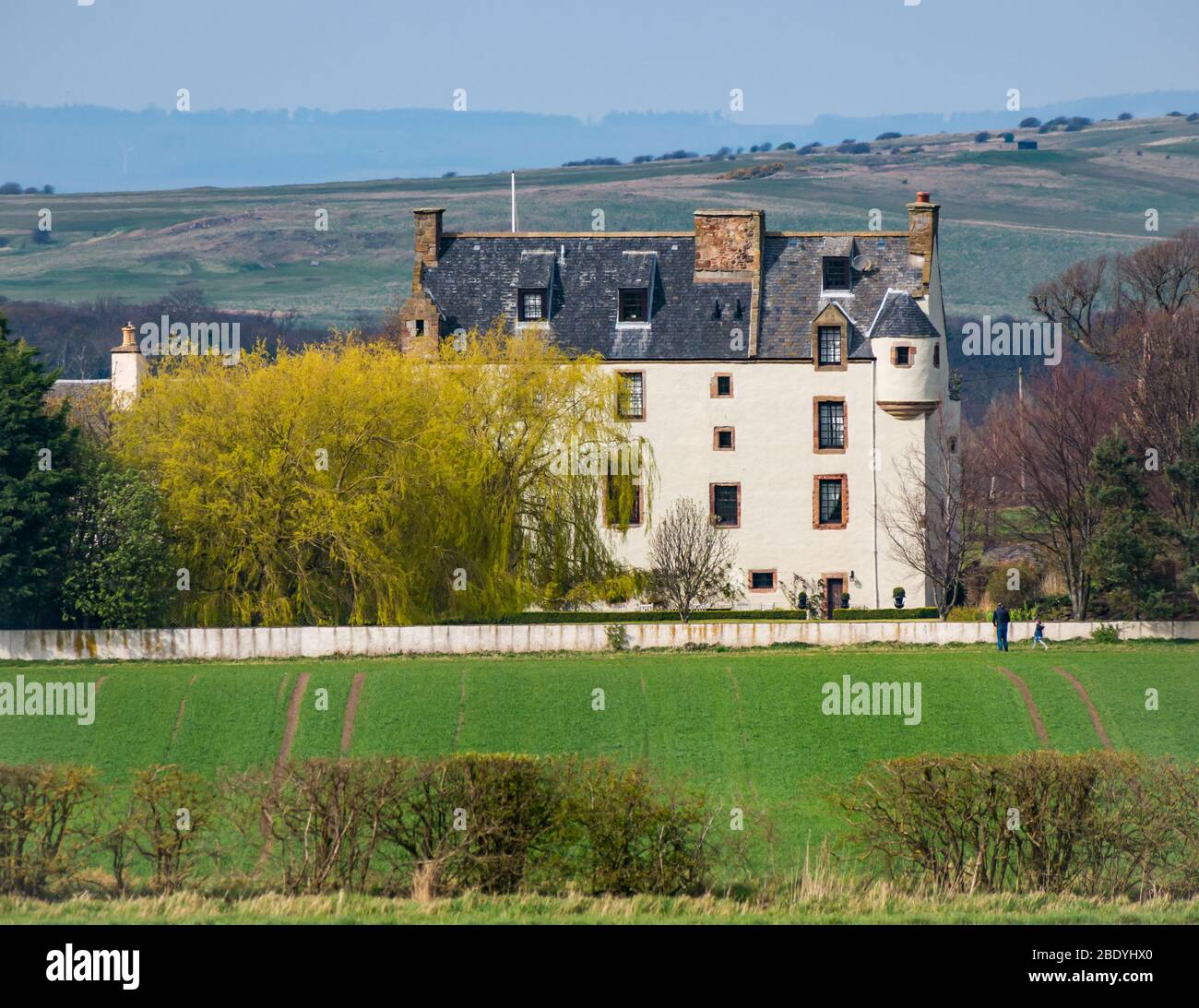 Scots baronial style fortifié Ballencrieff House dans le paysage agricole, East Lothian, Ecosse, Royaume-Uni Banque D'Images