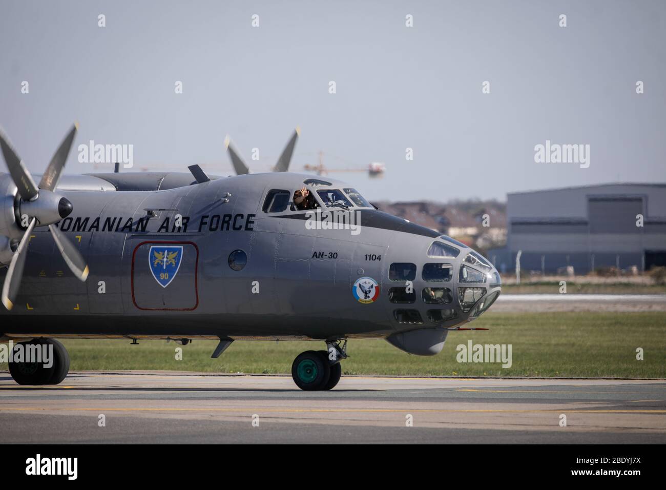 Otopeni, Roumanie - 8 avril 2020: Antonov an-30 avion militaire de l'armée de l'air roumaine à l'aéroport international Henri Coanda. Banque D'Images
