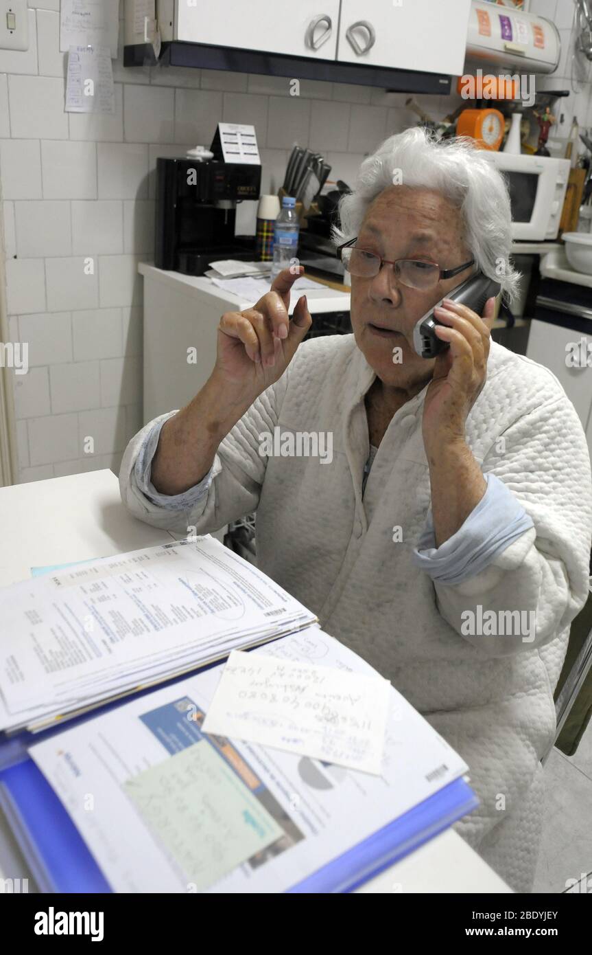 une dame plus âgée demande un service de dépannage Banque D'Images