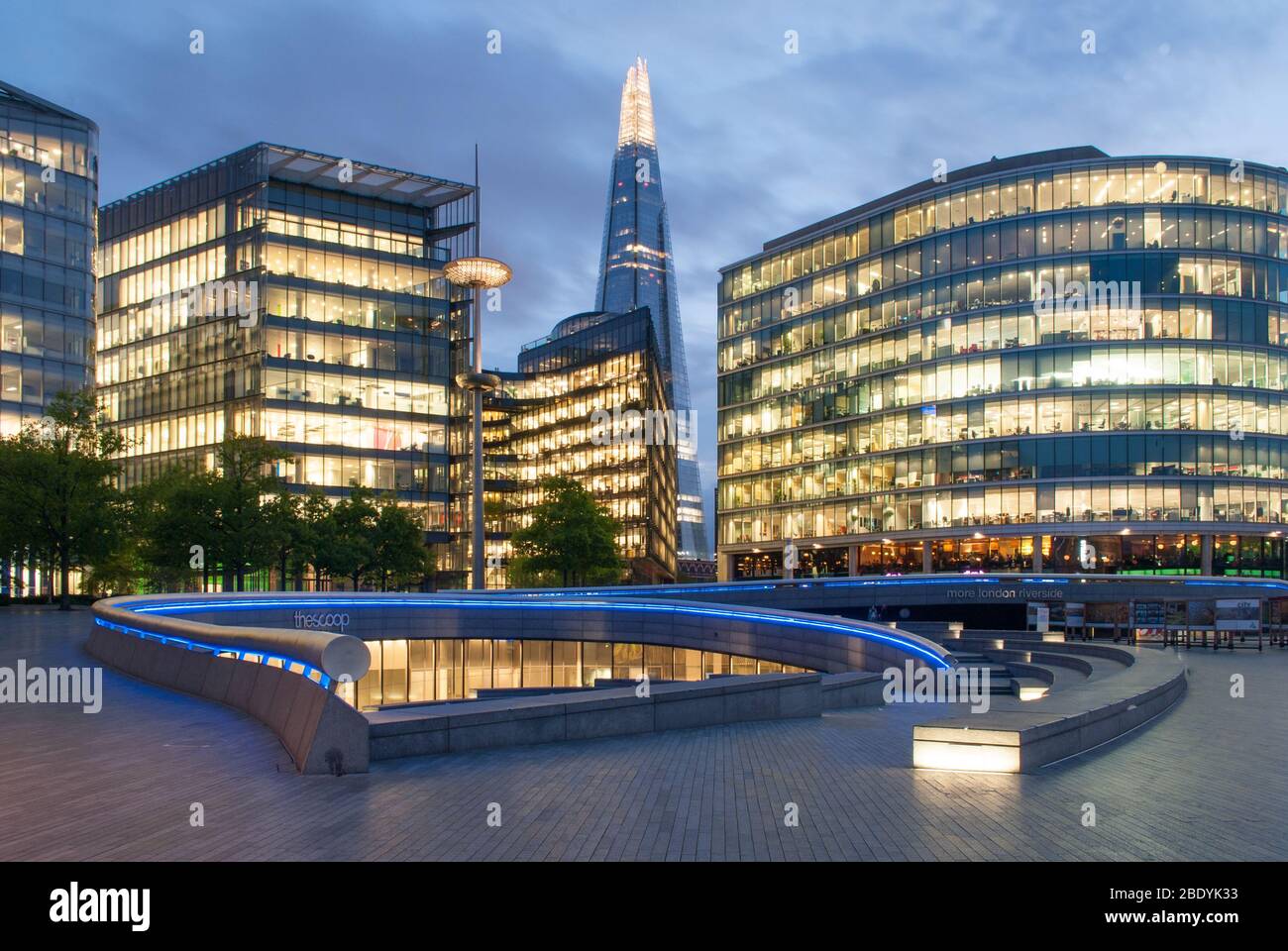 Soirées nocturnes illuminées Riverside plus Londres place, Riverside, Londres,   2 AF par Foster & Partners Arup Banque D'Images