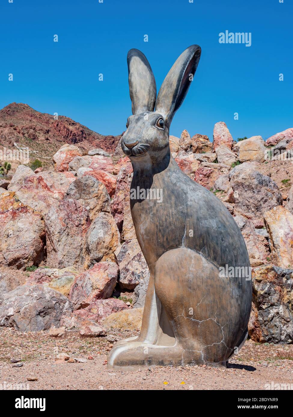 Statue de lapin à queue noire sur la nature Discovery Trail et le Rock Garden au Nevada Banque D'Images