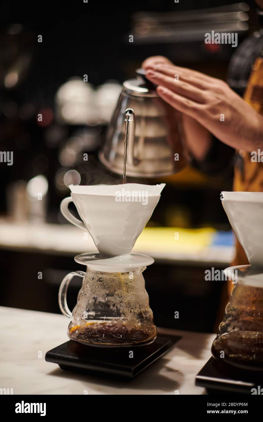 Barista au travail, préparant du café spécial au café de la troisième vague Banque D'Images