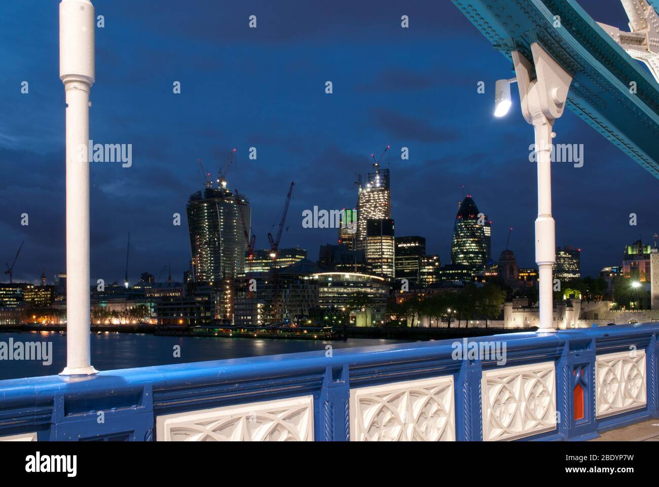 Gherkin NatWest Tower Cheesegrater Walkie Talkie en construction bâtiments dans la ville de Londres Skyline de nuit Dark City de Londres, EC2N Banque D'Images