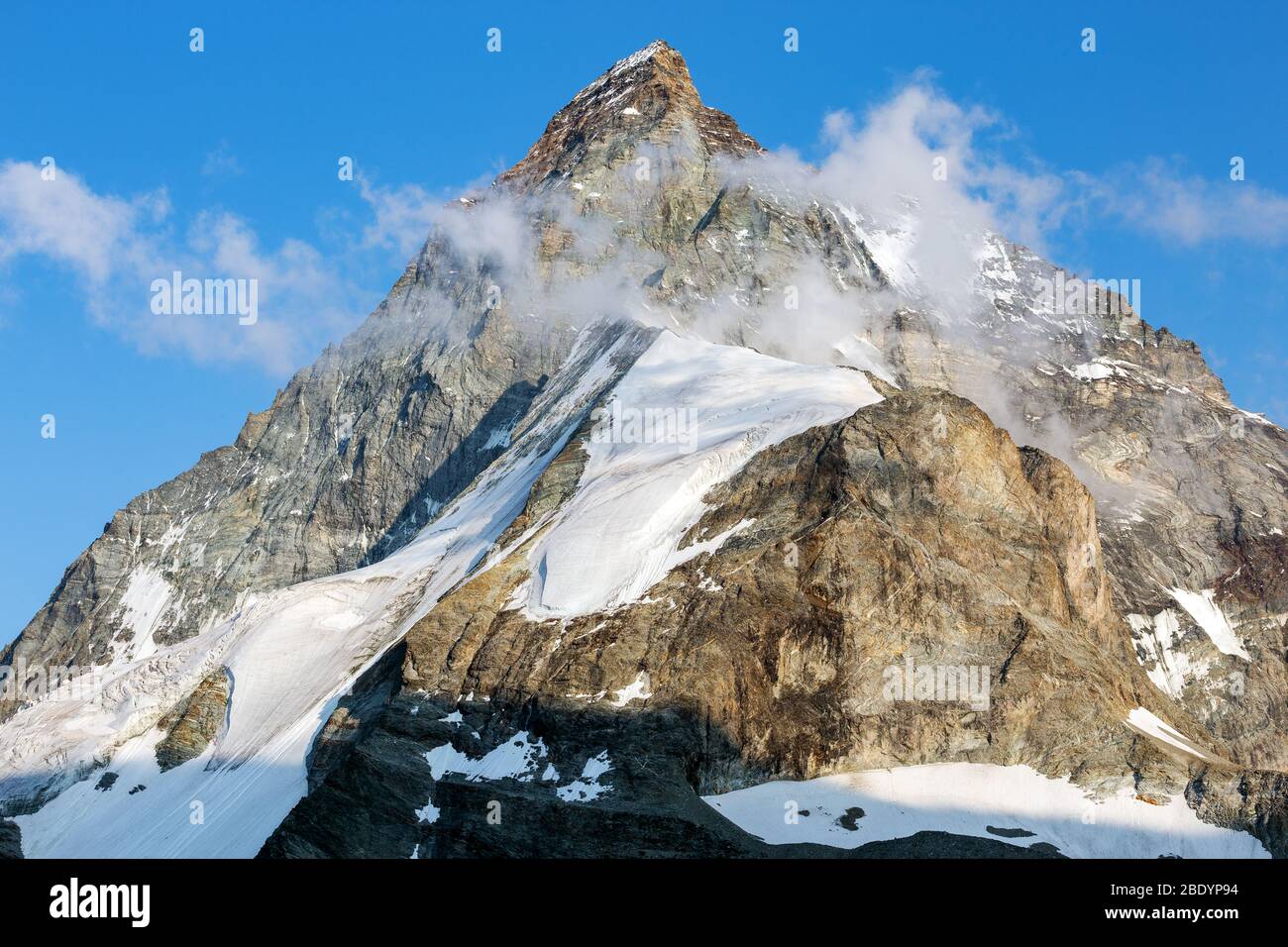 Lumière du soleil sur le Cervin (Cervino), crête nord-ouest, appelée crête de Zmutt (Zmuttgrat). Glaciers. Alpes suisses. Europe. Banque D'Images