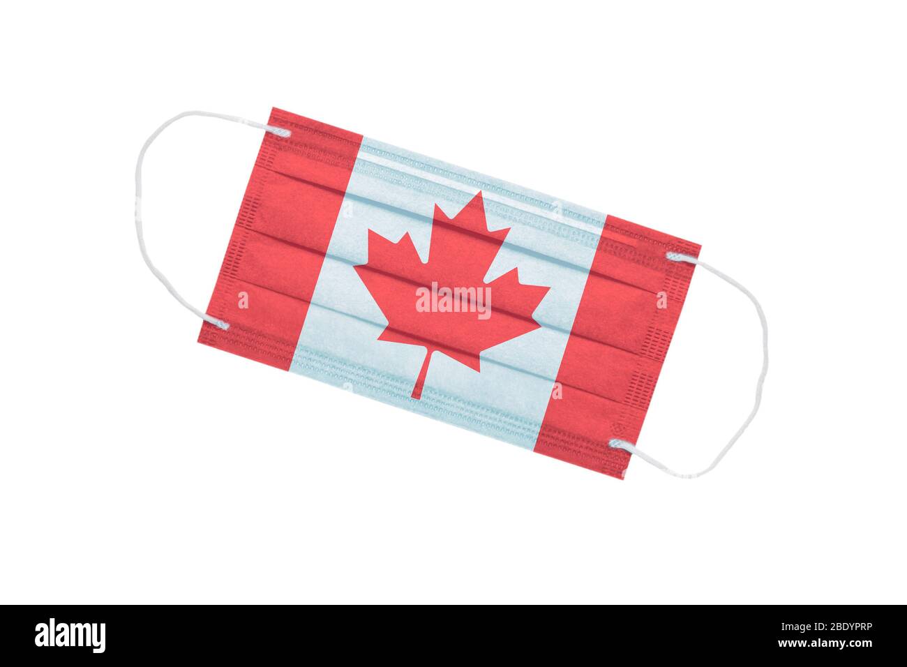 Masque médical avec drapeau du Canada sur le devant isolé sur fond blanc. Concept de pandémie du Canada. Attribut de l'éclosion de coronavirus dans le CAN Banque D'Images
