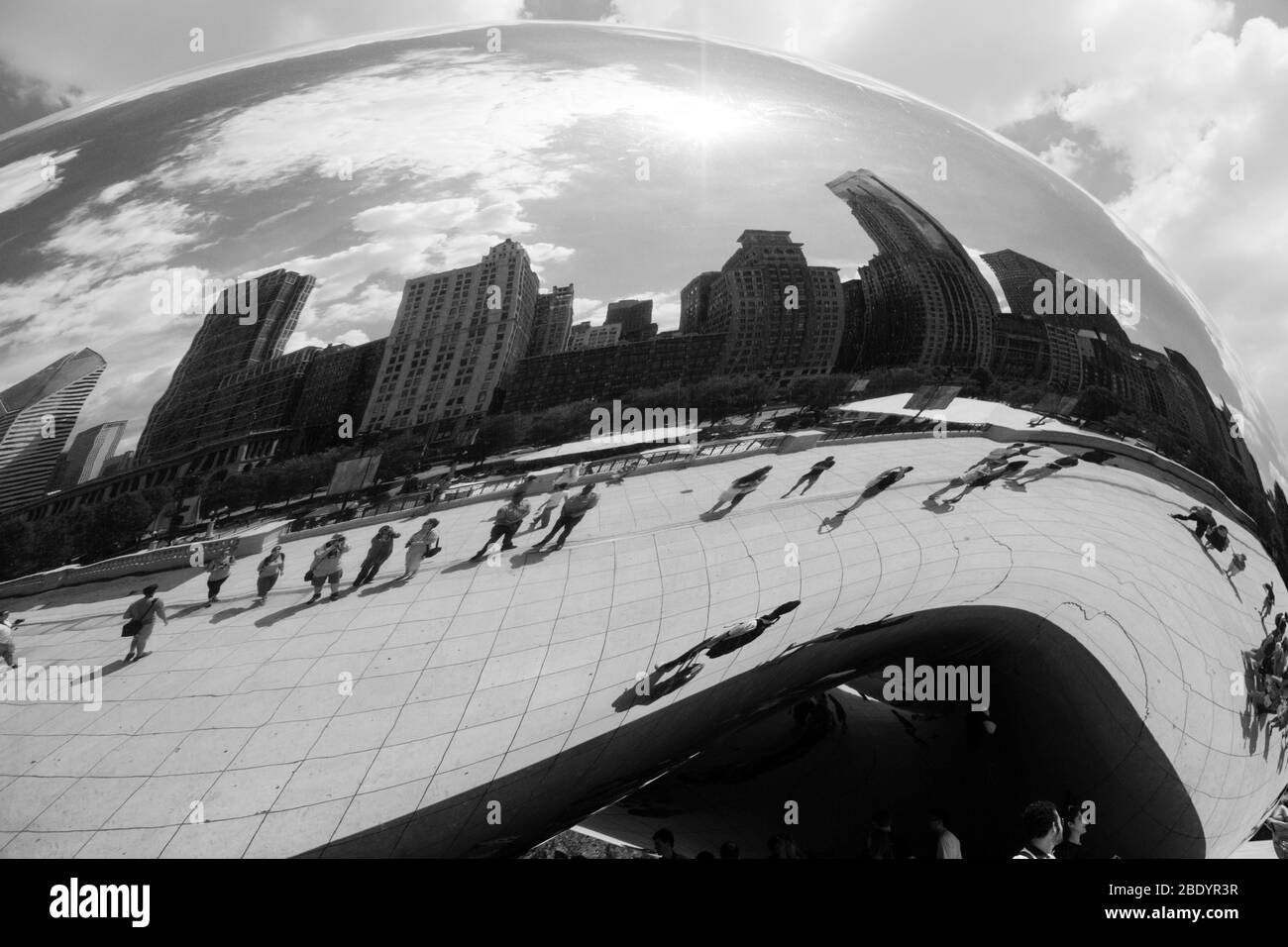 Reflet de tours et de rue dans Cloud Gate, Millennium Park, Chicago, Illinois, États-Unis Banque D'Images