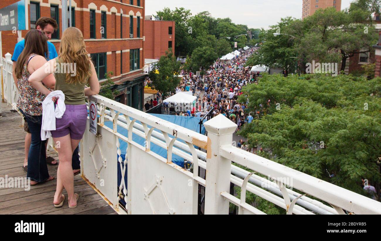 Street Festival capturé à partir de la plate-forme de train surélevée, Damen, Chicago, Illinois, États-Unis Banque D'Images