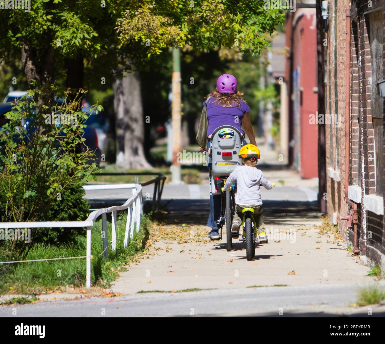La mère et les enfants se cyclisme sur le trottoir, Chicago, Illinois, États-Unis Banque D'Images
