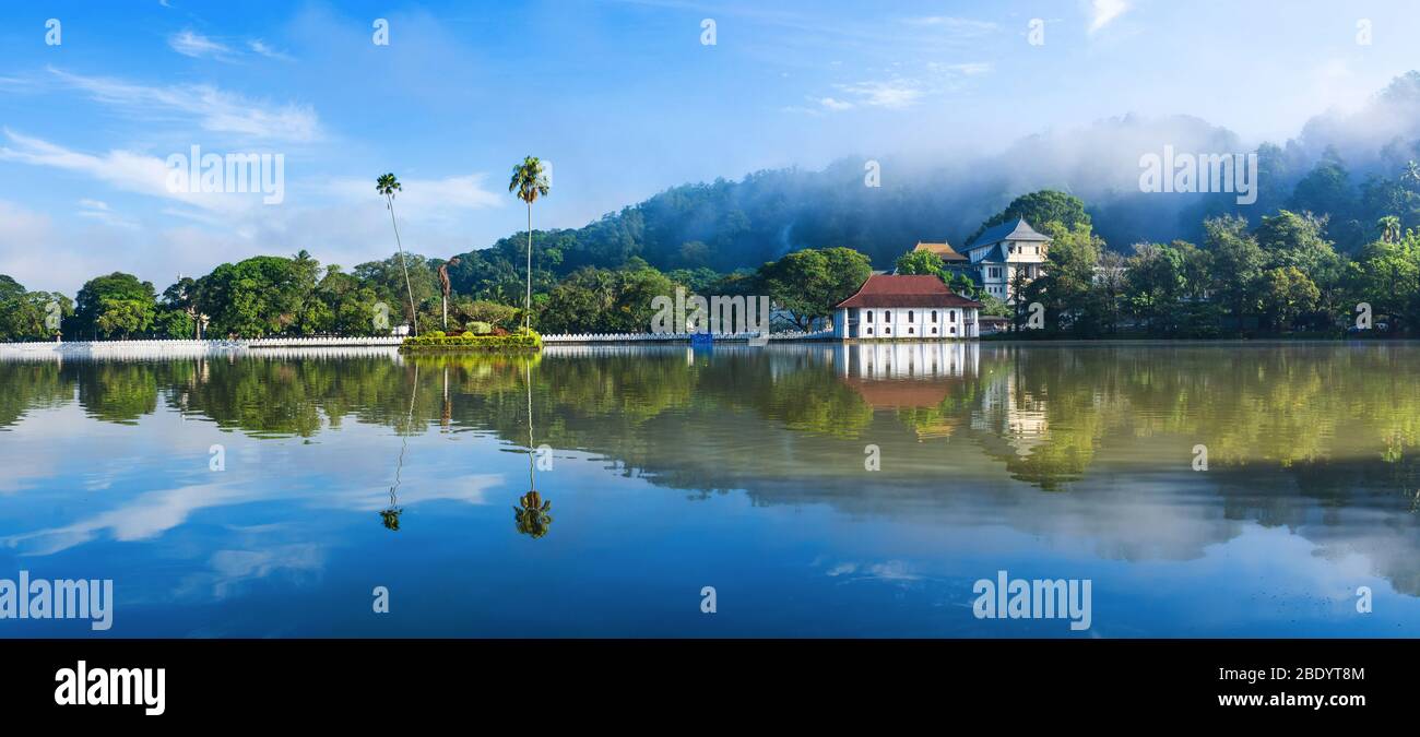 Sri Dalada Maligawa ou le Temple de la Rélique de la dent sacrée est un temple bouddhiste dans la ville de Kandy, au Sri Lanka. Il est situé dans le palais royal co Banque D'Images