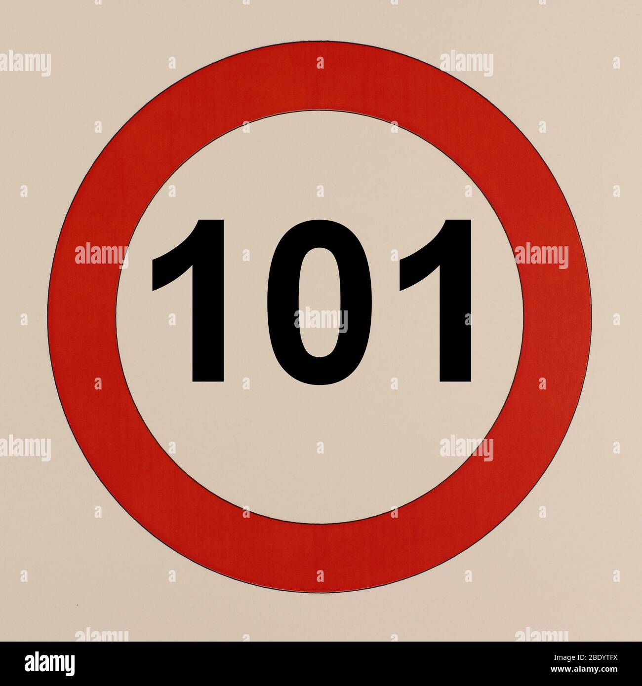 Illustration des Straßenverkehrszeichens 'maximum Geschwindigkeit 101 km pro Stunde' Banque D'Images