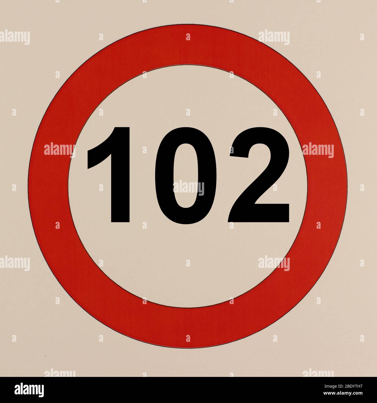 Illustration des Straßenverkehrszeichens 'maximum Geschwindigkeit 102 km pro Stunde' Banque D'Images