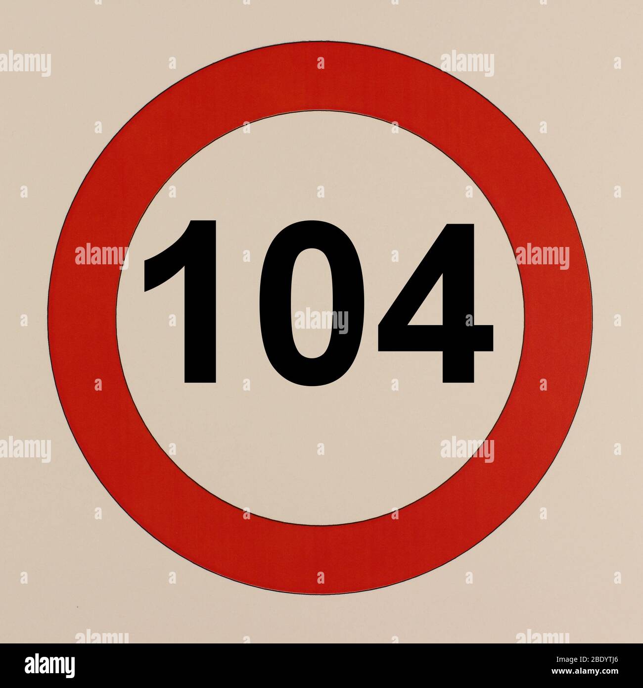 Illustration des Straßenverkehrszeichens 'maximum Geschwindigkeit 104 km pro Stunde' Banque D'Images
