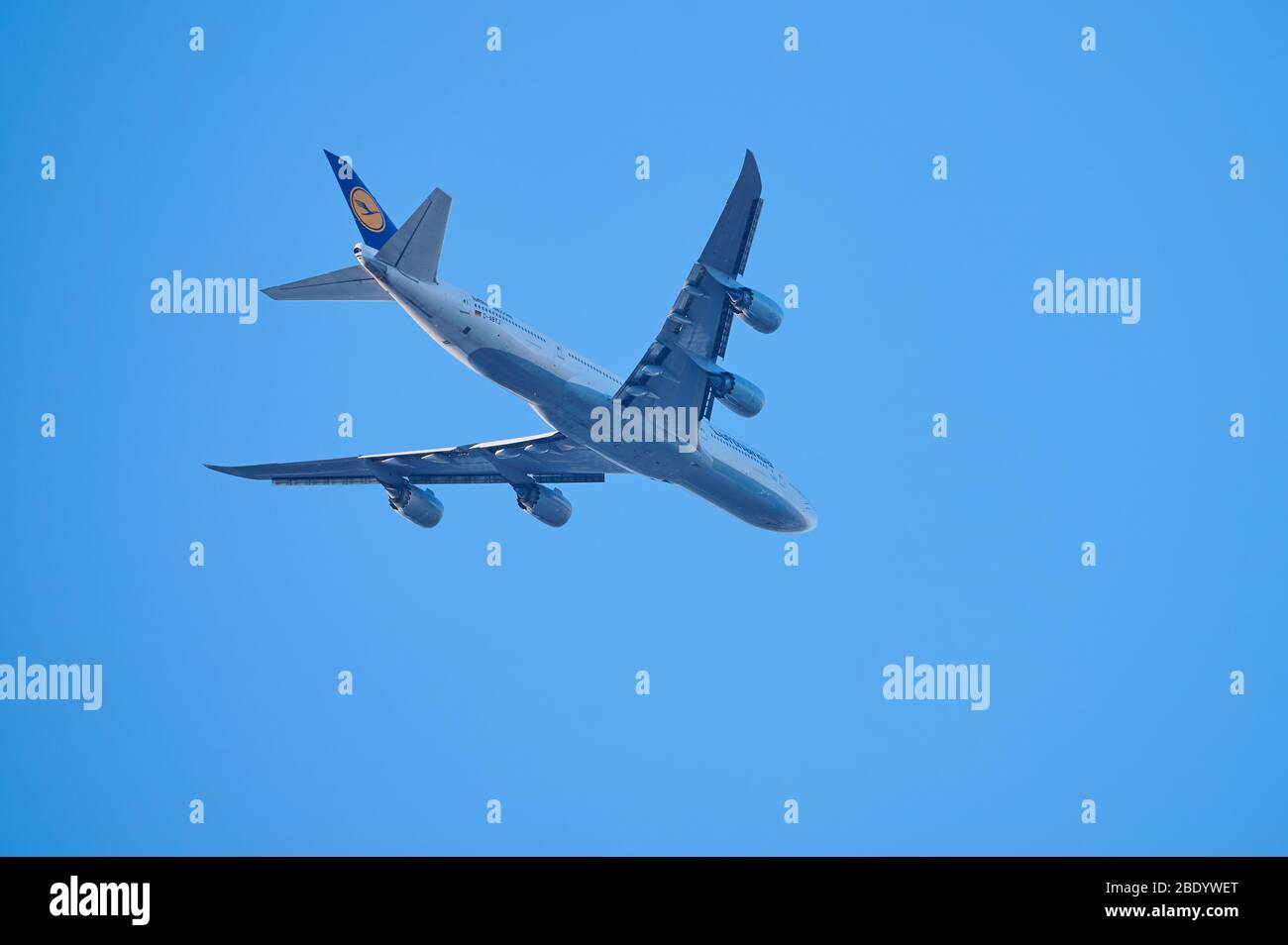 Mayence, Allemagne - 10 avril 2020: Boeing 747-8 survole Mayence près de l'aéroport de Francfort, Allemagne. Banque D'Images