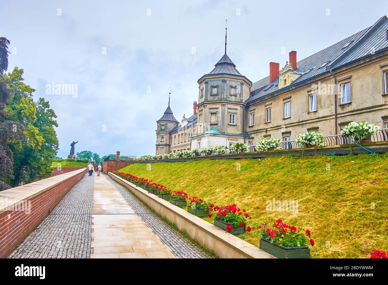 Agréable promenade le long des bastions défensives historiques du monastère de Jasna Gora surplombant les bâtiments médiévaux et la végétation luxuriante du parc extérieur, Banque D'Images