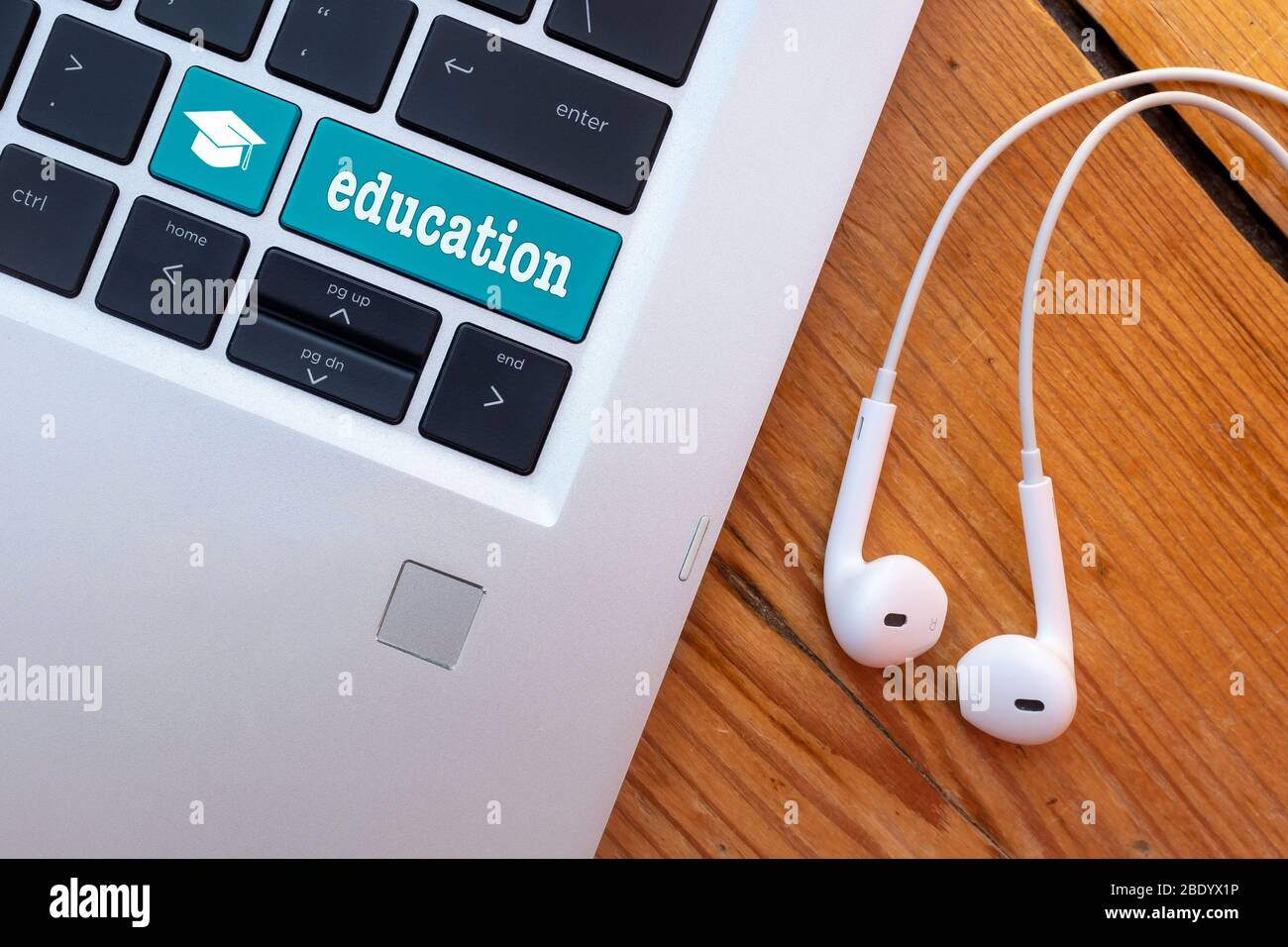 Concept de la scolarité à domicile. Clavier d'ordinateur avec un chapeau de  graduation et le mot éducation Photo Stock - Alamy