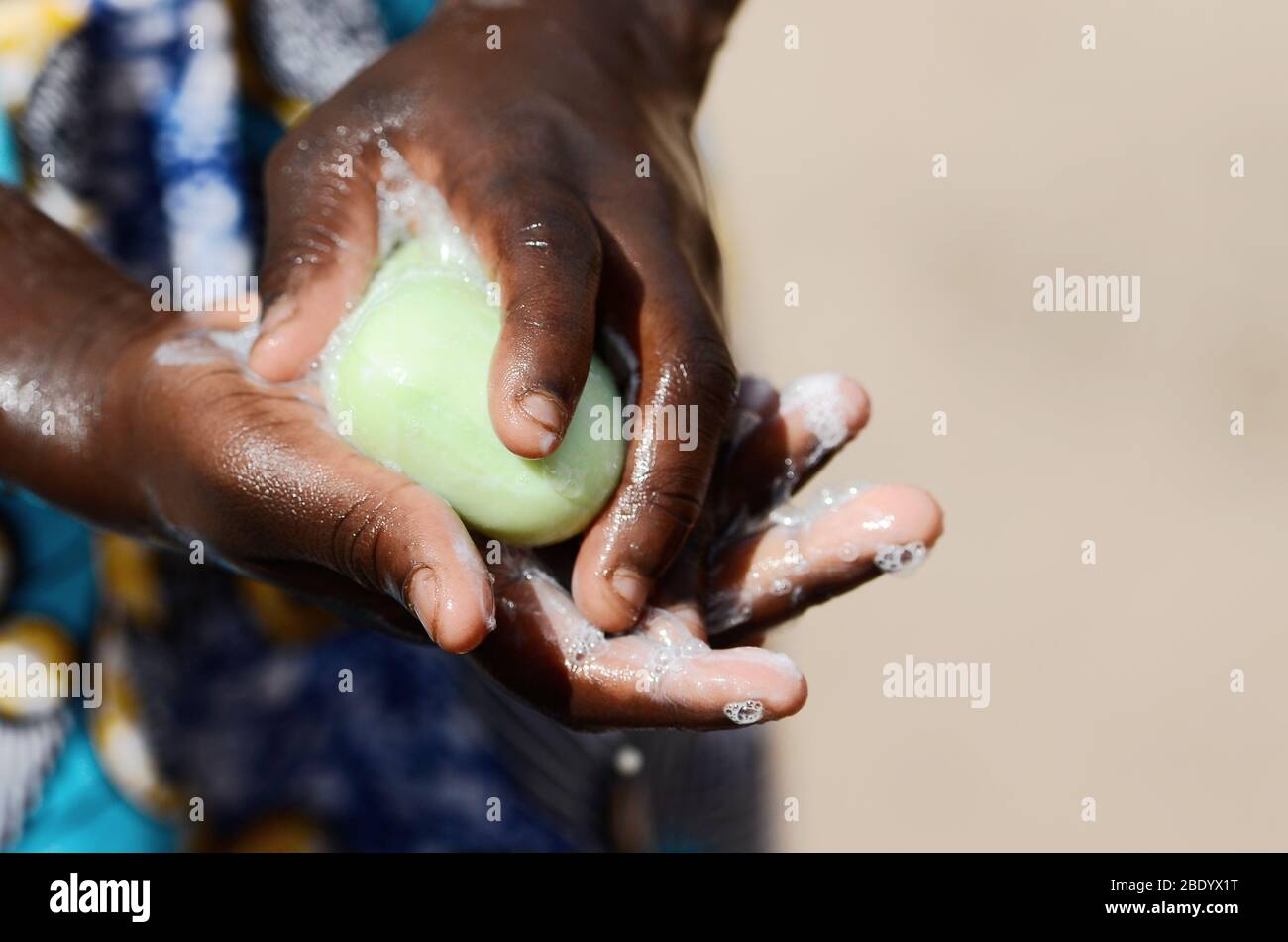 Mains noires africaines laver avec des charges de savon pour nettoyer et éviter la contamination et la propagation de virus ou de bactéries Banque D'Images