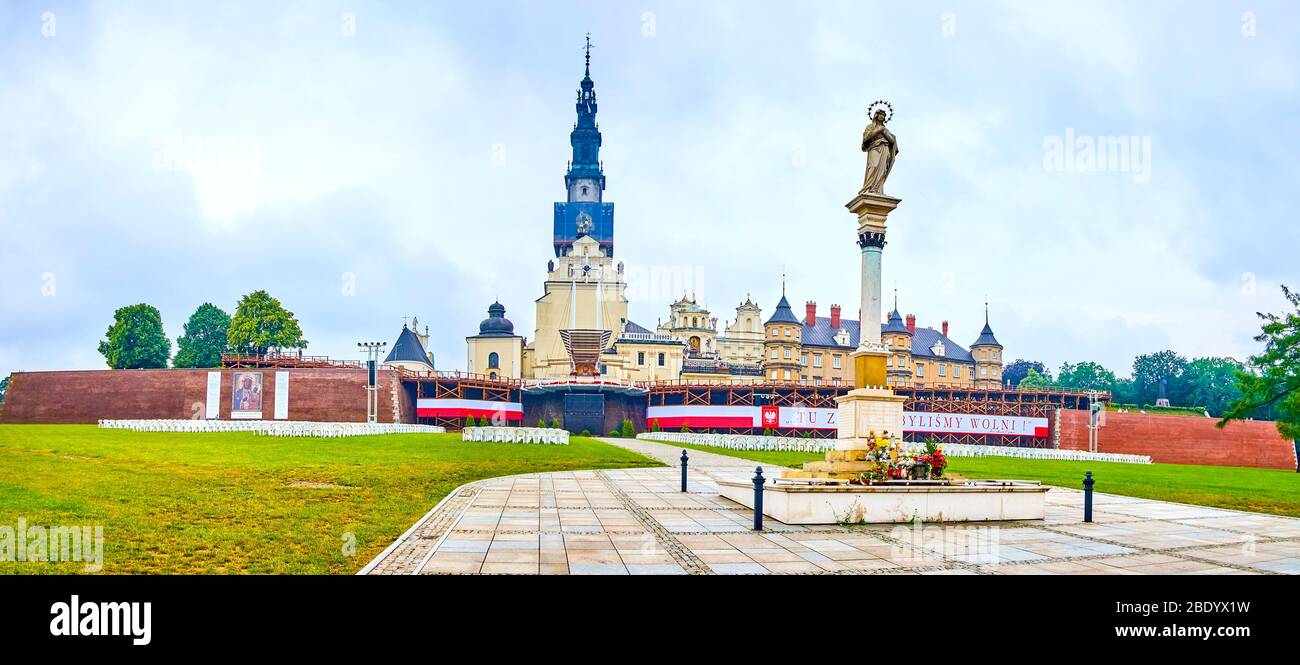 CZESTOCHOWA, POLOGNE - 12 JUIN 2018 : la grande place au pied du monastère de Jasna Gora et la colonne avec sculpture de la Vierge Marie au sommet, le 1er juin Banque D'Images