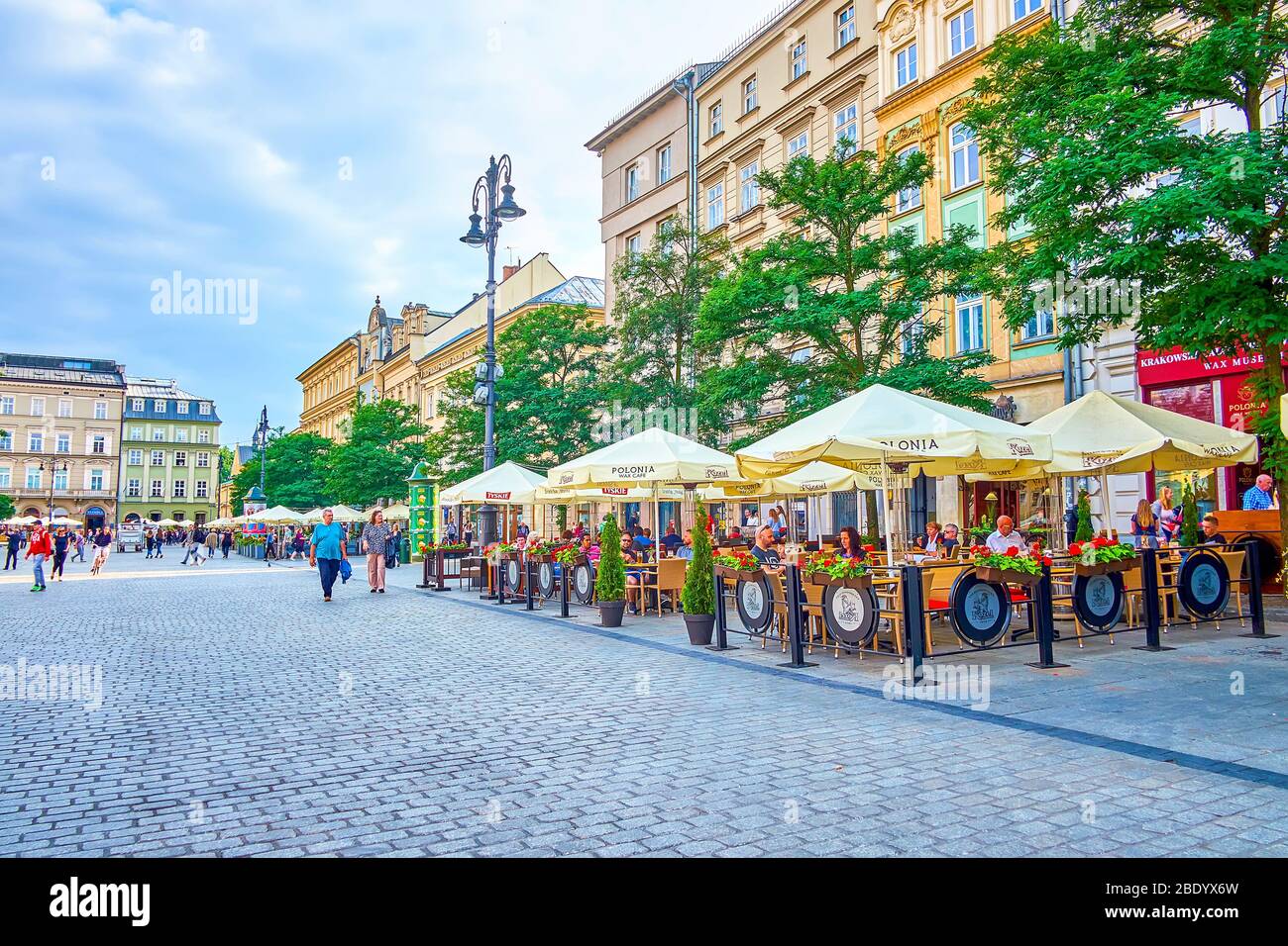 CRACOVIE, POLOGNE - 12 JUIN 2018 : Rynek Glowny est la place centrale de la ville, avec une variété de restaurants, bars et cafés à chaque goût, le 1er juin Banque D'Images
