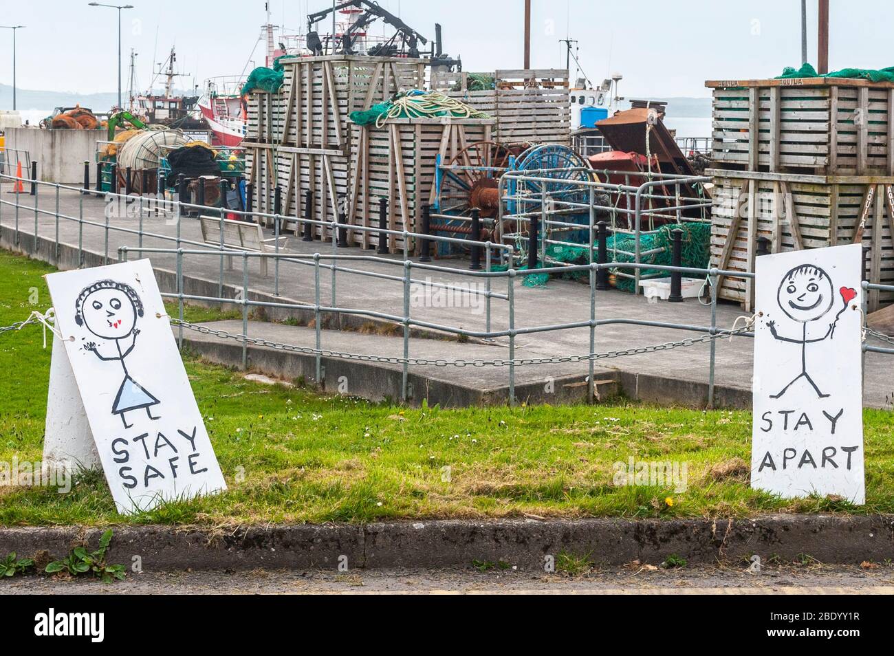 Baltimore, West Cork, Irlande. 10 avril 2020. Deux signes conseillant les gens de distanciation sociale due à Covid-19 sont apparus aujourd'hui dans le village de pêcheurs de Baltimore. Les panneaux étaient à 2 mètres d'intervalle, conformément aux directives du gouvernement. Crédit : Andy Gibson/Alay Live News Banque D'Images