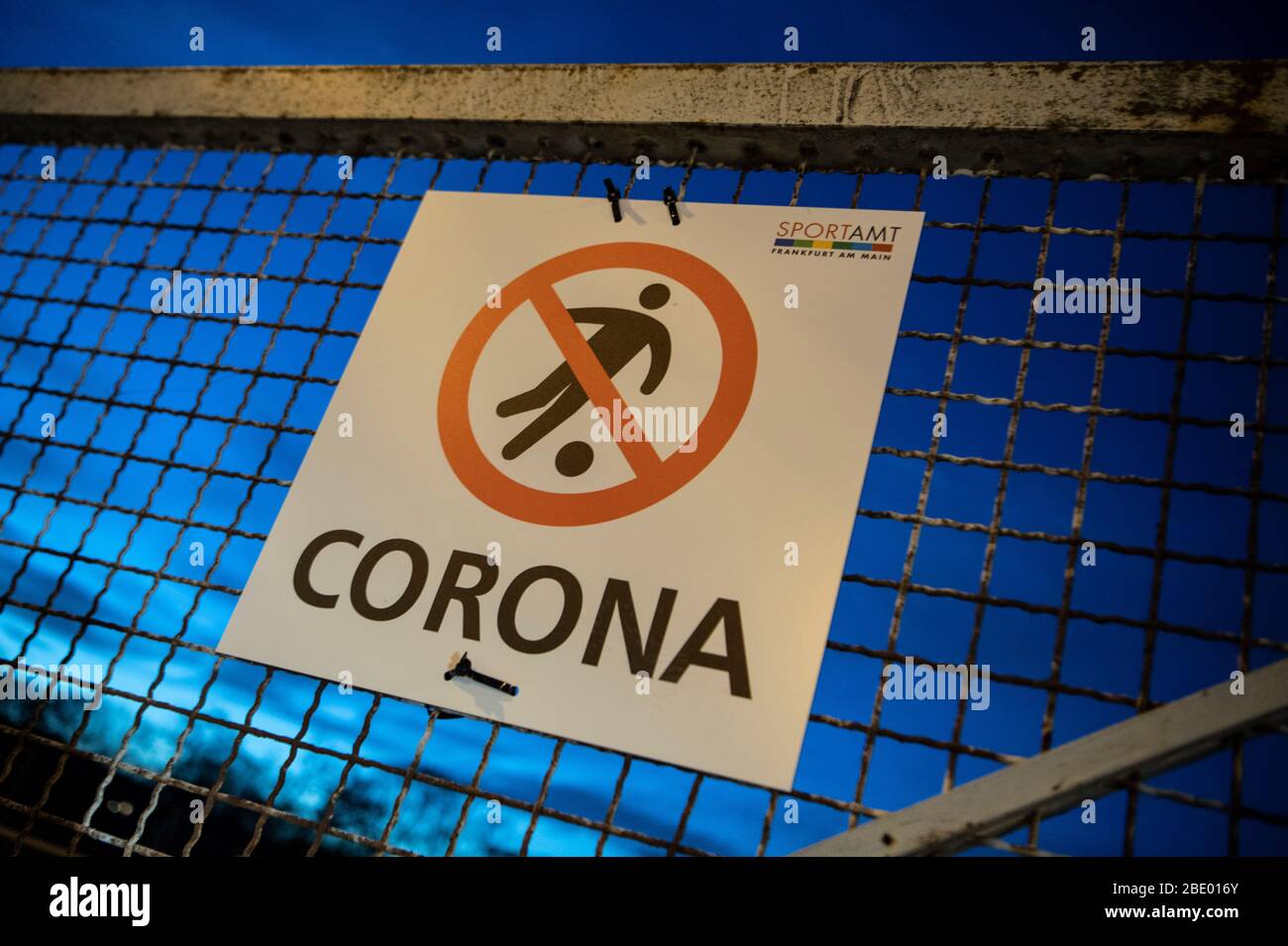 10 avril 2020, Hessen, Francfort-sur-le-Main: Un panneau d'avertissement avec l'inscription "Corona" indique un terrain de football fermé. En raison des restrictions actuelles, les activités de loisirs conjointes dans les grands groupes sont également interdites. Photo: Boris Roessler/dpa Banque D'Images