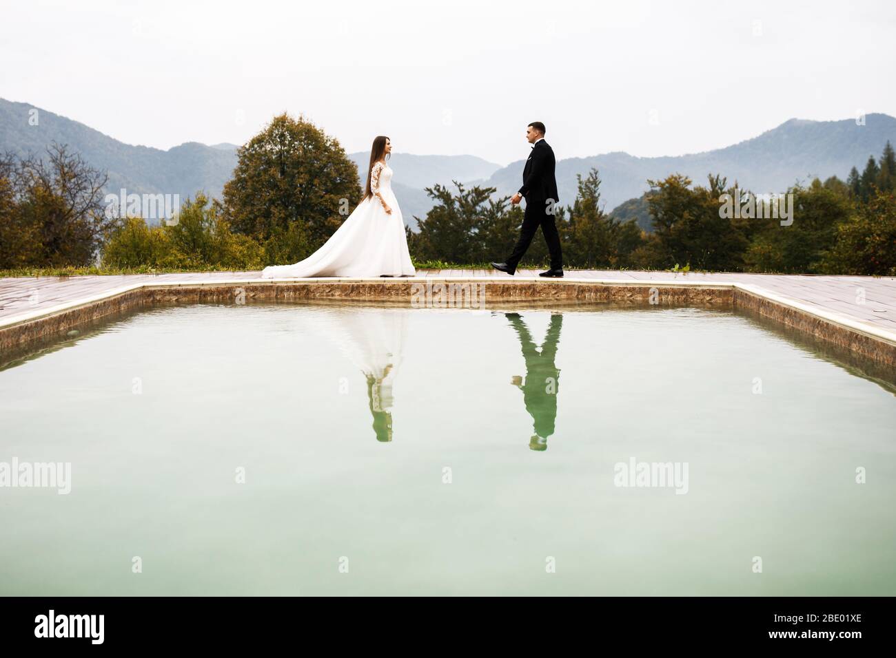 Anniversaire de mariage jeunes gens sympathiques. Jeune couple amoureux. Une histoire d'amour près de la piscine. Banque D'Images